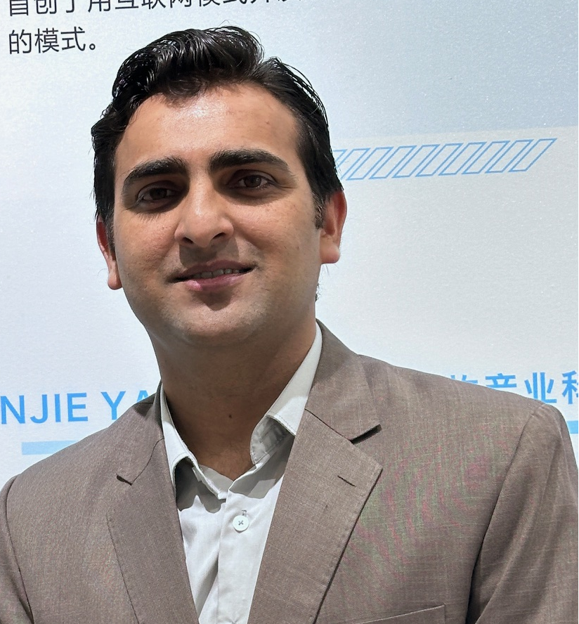 <div style="text-align:center;">
	<span style="background-color:#FFFFFF;color:#666666;font-family:Times New Roman;font-size:14px;">Mr. Lambert van Nistelrooij</span> 
</div>